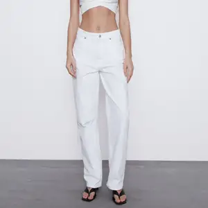 Vita mom jeans ifrån Zara (slutsålda). De är helt oanvända. Köparen står för frakten och skriv för egna bilder❤️