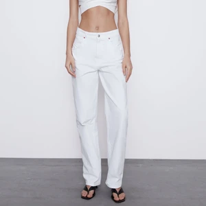 Vita mom jeans - Vita mom jeans ifrån Zara (slutsålda). De är helt oanvända. Köparen står för frakten och skriv för egna bilder❤️