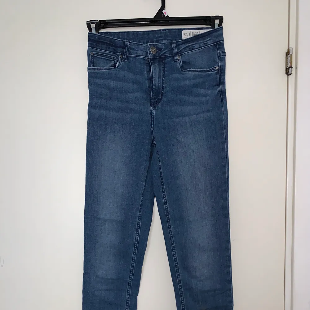 Blåa jeans. Hämtas upp eller fraktas. Köparen står för frakt. Frakten ligger på ca 40kr. Skicka privat för bättre bild.. Jeans & Byxor.