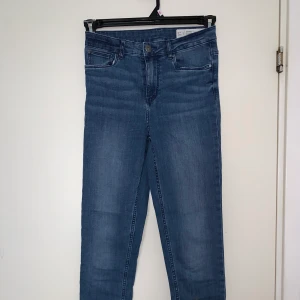 Jeans - Blåa jeans. Hämtas upp eller fraktas. Köparen står för frakt. Frakten ligger på ca 40kr. Skicka privat för bättre bild.