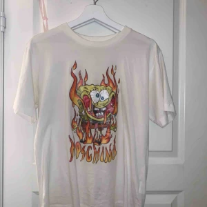 Moschino t-shirt - Moschino T-shirt Använd någon gång Köpt på ”moschino teen”, passar S-M. Väldigt bra skick  Nypris: 1000kr  