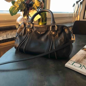  - Zadig et Voltaire sunny bag i storlek XS. Äkta läder och sparsamt använd