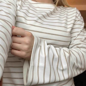  - Superfin randig tröja från NAKD, använd fåtal gånger men den är som ny! Verkligen superfin och så skön men kommer inte till användning vilket är så synd! Utsvävningar vid armarna, fråga ifall du har frågor, pris kan alltid diskuteras!❤️