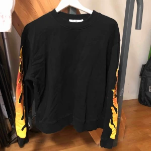  - Tröja från NA-KD. Använd men i gott skick. Storlek XL.