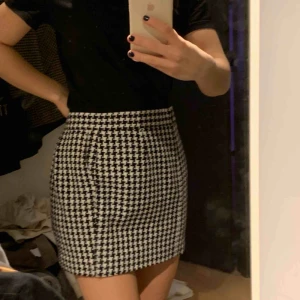  - Superfin kjol från victoria’s secret i mycket fint skick då den är använd 1 gång, säljer pga den är för stor.. materialet är hyfsat tjockt så det är en vår kjol kan man säga. Kjolen är i storlek M och sitter som en M:)