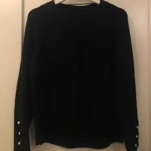 svart stickad tröja från veromoda med pärlor vid armslut, strl XS men skulle säga att den är mer som en S 💛