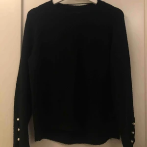  - svart stickad tröja från veromoda med pärlor vid armslut, strl XS men skulle säga att den är mer som en S 💛