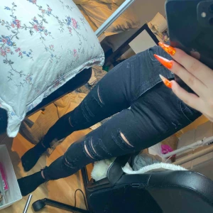  - Jättebekväma jeans från hm med massa hål, använt endast några gånger