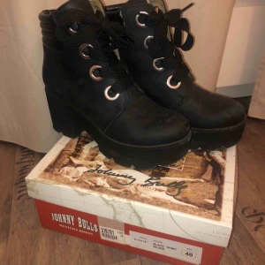  - Johnny Bulls klackar/kängor. Passar mig som har storlek 39/40. Sköna och snygga men kommer inte till användning i min garderob då jag inte trivs i klackar. Använda 1 gång.  Nypris 1499kr