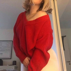  - Oversized stickad tröja från Gina tricot, jättefin att ha över en fin bh så man ser bandet lite. Jag som är en S-M kan ha den osv Jätteskön också💗