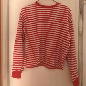  - Randig tröja med ärm-muddar. Tröjan är storlek xs men passar även 36/S!  Möts i Stockholm eller så står köparen för frakt. 