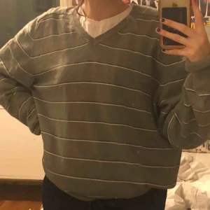  - en grå tröja från redwood