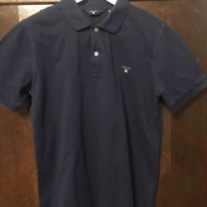  - Marinblå Gant piké i bra skick. Såklart äkta!! Frakt ingår och jättefin till speciella tillfällen men även vardag. Kanske även skolavslutning? 🌸 