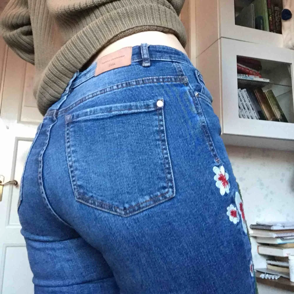 Asbekväma jeans från Zara Trafaluc Denimwear! Jättefint broderi på ena benet. Specialpris: 2 par byxor för 150kr, 3 par för 220kr! ;))💗. Jeans & Byxor.
