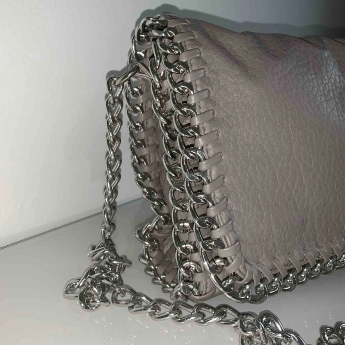 En klassisk stilren rymlig väska - 90