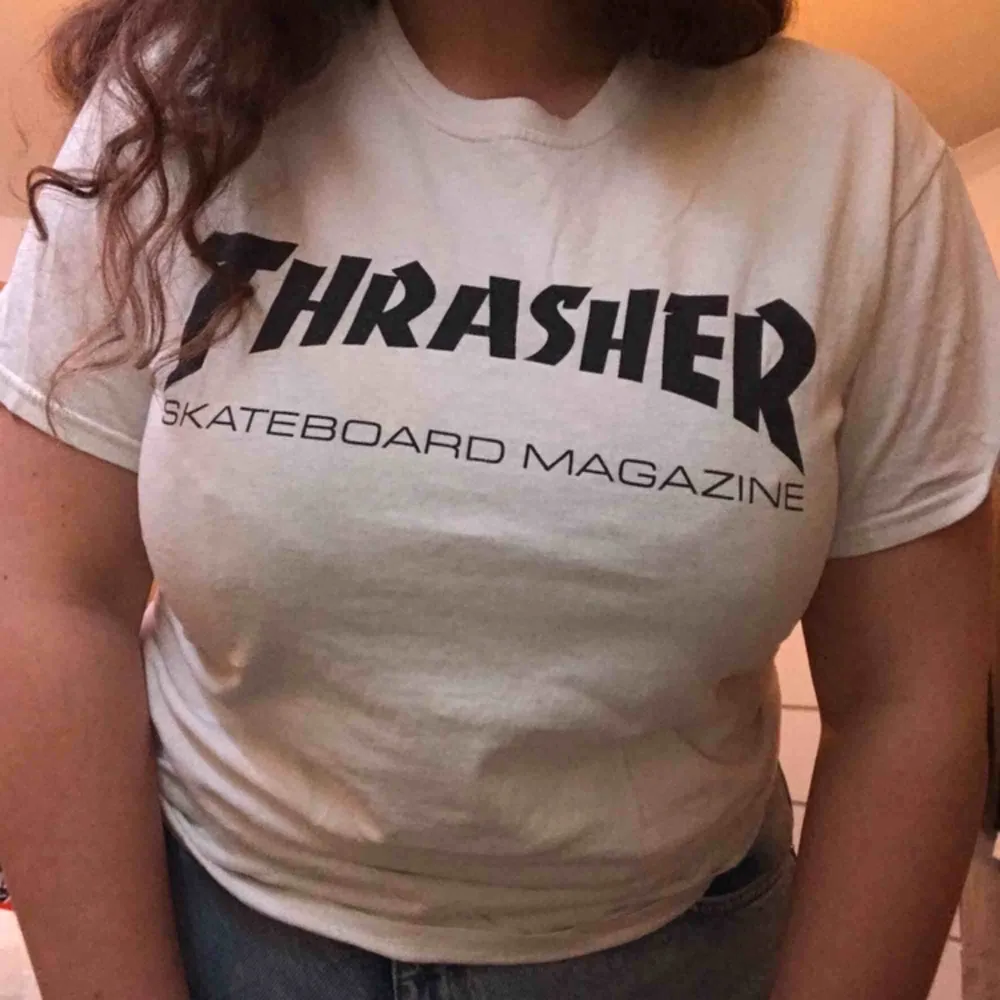 En vit Thrasher t-shirt med svart logga, OBS att den har ett hål i ena armhålan men som lätt kan lagas. Helst mötas i Göteborg men fraktning kan diskuteras 😊😊. T-shirts.