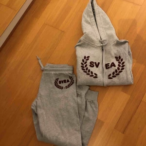  - Ett grått mjukissätt från Svea. Byxor storlek S och koftan M.