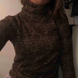  - Leopard tröja från Zara. inte använd mycket, så den är i fint skick! 