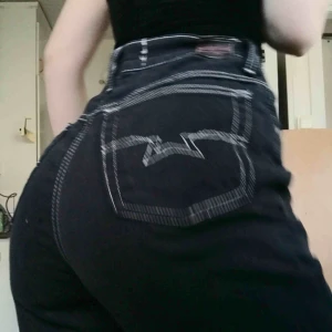  - Extremt snygga jeans jag färgat svarta med vita sömmar. Lite stora på mig som syns på bilderna, så dom kan hitta en ägare som de sitter perfekt på! ❤️ frakt tillkommer, först till kvarn!