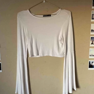  - Superfin vit magtröja från Boohoo, använd ett par gånger men kommer aldrig till användning längre. Förtjänar bättre!🌼 Frakt tillkommer🌟🤘