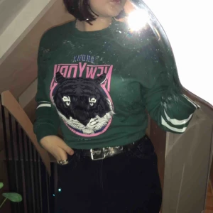  - Grön tröja med rosa detaljer. Aldrig använd och är köp på Gina tricot i storlek S. Kontakta om du är intresserad.