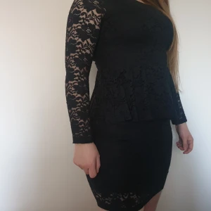 Festklänning  - Smickrande svart klänning med volang i midjan från Monki 🤗 frakt tillkommer!