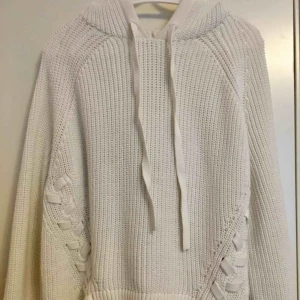  - Jag köpte denna tröja för inte så länge sen, men den är inte helt min stil😊 + frakt 50kr  Swish funkar 📲