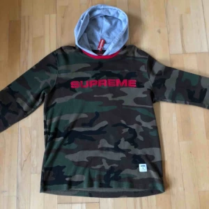  - Supreme hoodie köpt i Japan på Supreme, tagen finns kvar i nacken så den är 100% äkta. Använd få gånger (1-2 gånger), Tar även emot bud Mötes i Lund vid köp eller skickas Pris: 2000 kr