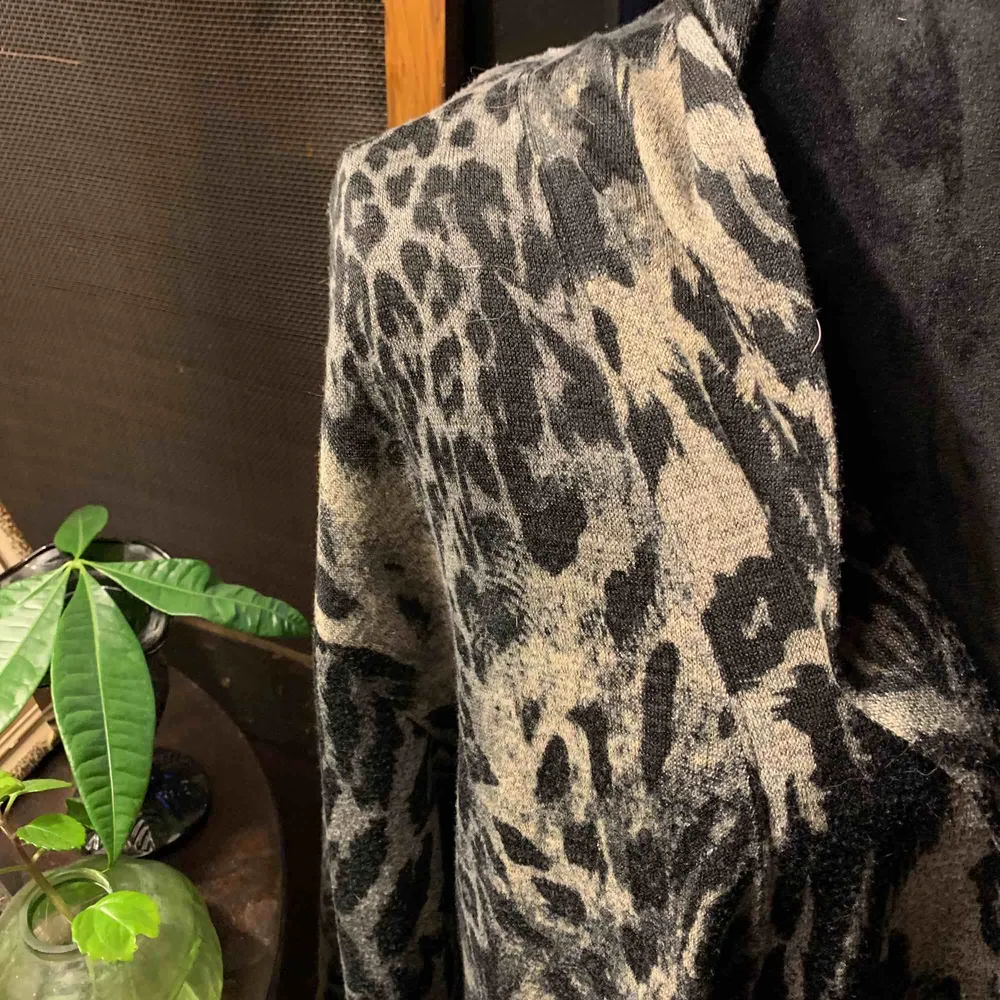 Leopardmönstrad mjuk kimono/kofta. Sitter snyggt oversize på en s-m och lite tightare på en l. Halvlång vid ärm. Köpt second hand o aldrig använd av mig. . Tröjor & Koftor.