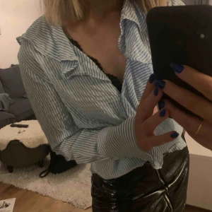  - Underbar blus från Zara som tyvärr inte längre används. Fint skick och använd ca 8ggr. Köparen står för frakt vilket är ca 40-50kr