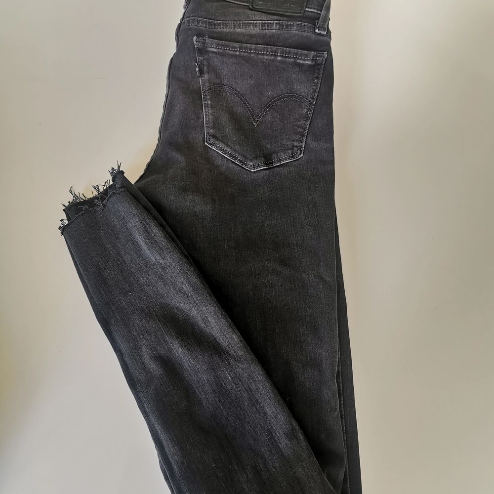Säljs pga liten storlek använda få gånger som i nytt skick. Jeans & Byxor.