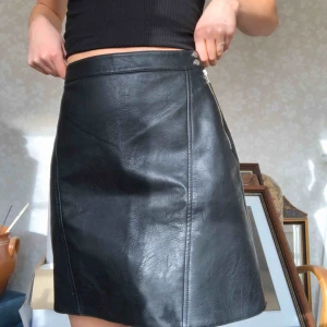  - Kjol i skinnimitation från Zara, stl 36 men gränsfall till för stor för mig som vanligtvis har s/34/36