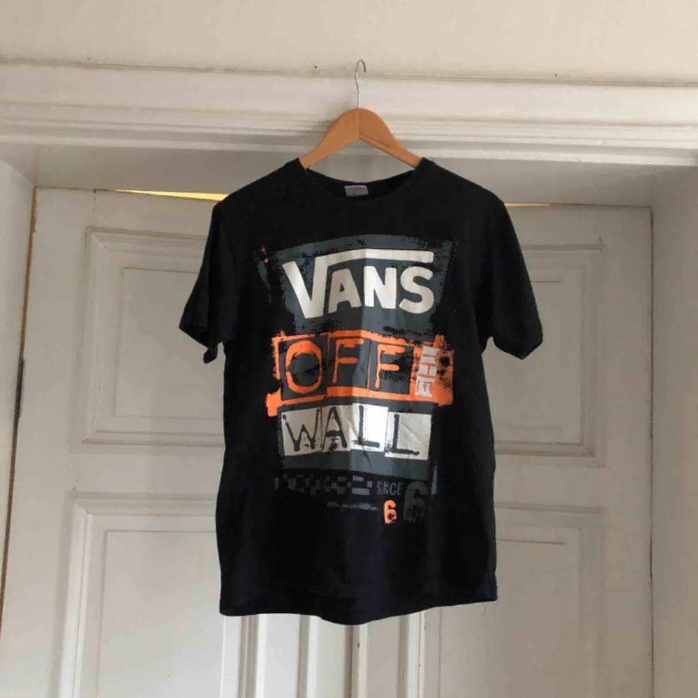Äldre T-shirt från VANS - Kan hämtas i Uppsala eller skickas mot fraktkostnad. Sannolikt från slutet av 90-talet . T-shirts.