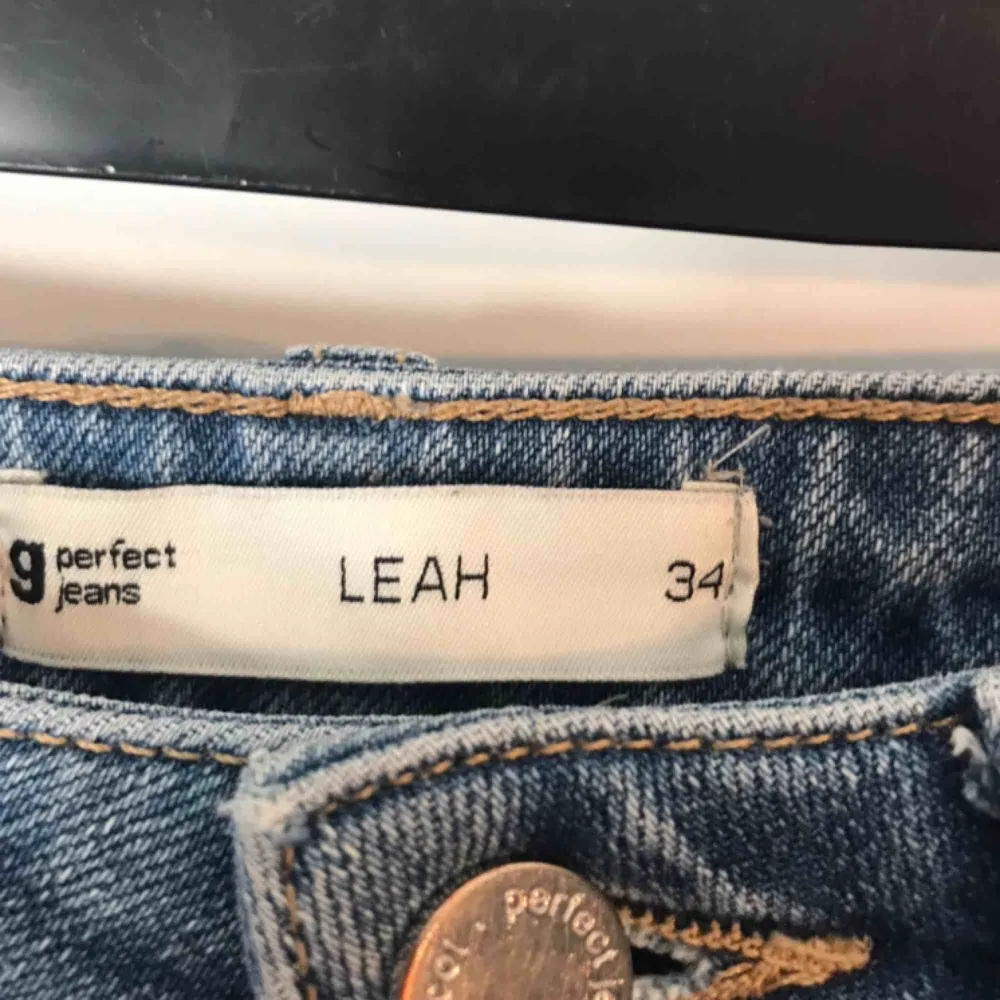 Säljer mina Leah slim mom jeans i storlek 34💓 Jeansen är högmidjade och är välanvända men de är fortfarande i gott skick! Nypris ca, 499  Köparen står för frakten!!. Jeans & Byxor.