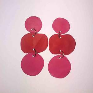 Handgjorda örhängen i lera!  Röda & rosa🌱 Instagram - Fruktansvardkonst 