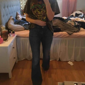  - Ett par SKÖNA bootcut jeans från Åhléns som är i ett väldigt bra skick! Kostat 600kr säljer för 75kr exklusive frakt! 