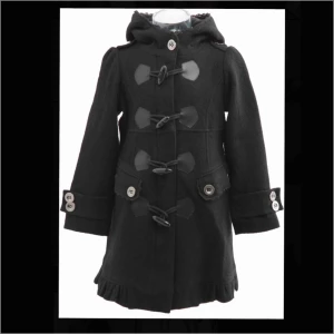  - Säljer min super söta ChillNorway kappa i mörkblått, storlek medium, en knapp måste sys på men det följer med (e inte så händig när det kommer till sånt 😅). Skicka meddelade om intresse 😊🥰