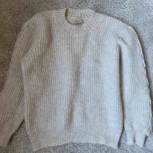  - Baldwin mohair tröja helt nyskick, aldrig använt pga för liten för mig. Nypriset är ca 3000 kr så ett kap verkligen. Har ett litet hål på baksidan men syns knappast bifogat bild på det. 