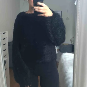  - En jättemysig svart tröja, ”lurvig”. Bra skick. Köparen står för frakten:)