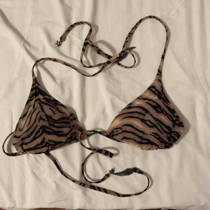  - Fin bikini överdel jag inte använder längre. Jättefint skick. Kan mötas i Enköping/Uppsala annars står köpren för frakten😊 betalas med swish