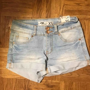  - Ljusblåa shorts💦❄️🐬 Knappt använda endast testade!  (Möts helst upp i sthlm men om du vill frakta så tillkommer frakten i priset.)