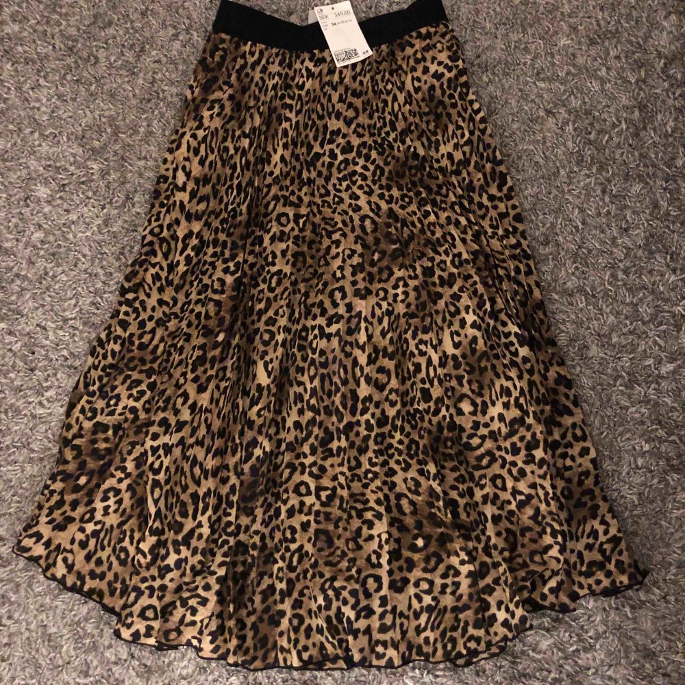 Intressekoll på denna plisserade leopard kjol som är helt ny, nypris är 349kr. Passar även 36🌟 Bud på 150kr. Kjolar.