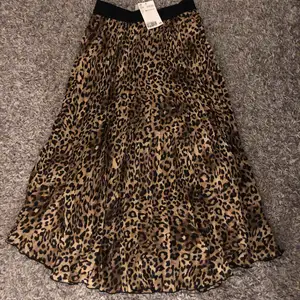 Intressekoll på denna plisserade leopard kjol som är helt ny, nypris är 349kr. Passar även 36🌟 Bud på 150kr