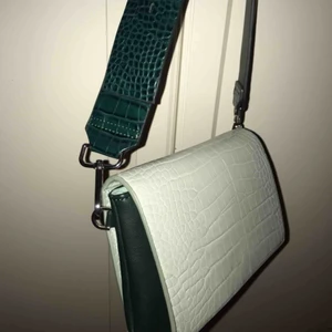  - 🤩🤩Skitsnygg väska från Carin Wester som endast är använd 2-3ggr. Alltså typ helt nyskick. Ser helt ny ut. Köpt för 500kr. Hoppas den kan hitta ett nytt hem då jag ej använt den så mkt som man bör 😞 man kan reglera bandet. 