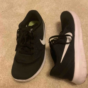  - Nike free run, nästan i nyskick, använda fåtal gånger. Mer som 38. Frakt ingår i priset🧚🏻 