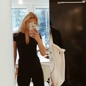  - Omsydd klänning från Club L till topp. Perfekta lilla svarta!