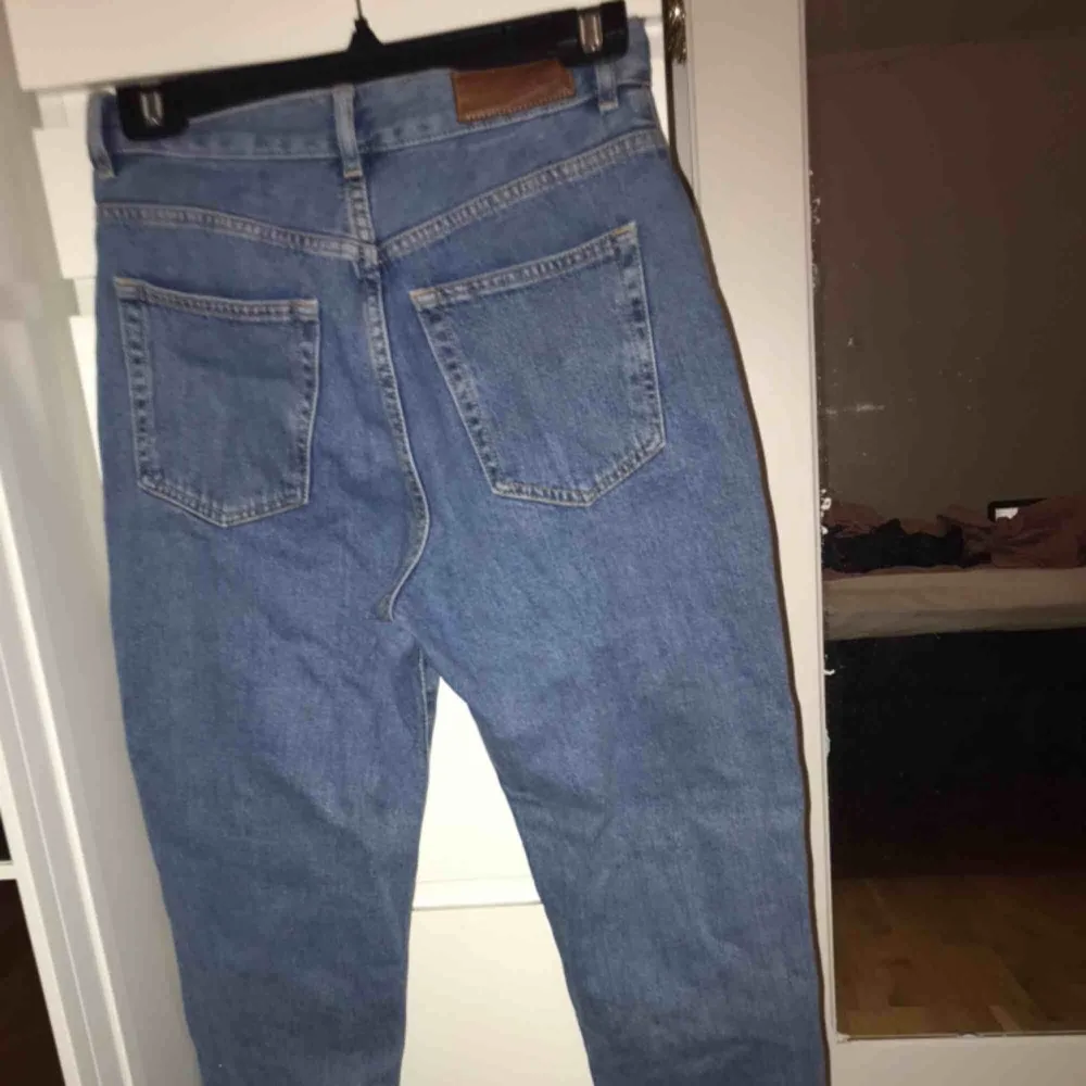 Jätte snygga boyfriend jeans från bikbok i storlek S. Säljer för att dom är för små för mig annars är dom i väldigt bra skick!  Kan mötas i göteborg annars står köpare för frakten!. Jeans & Byxor.