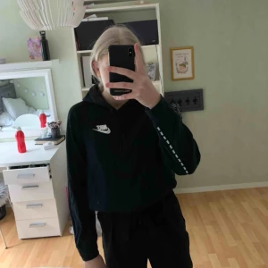  - Super fin Nike hoodie med coola detaljer på. Passar perfekt till ett par snygga jeans. Säljer så den tyvärr är för liten. Frakt tillkommer 🤎
