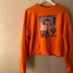  - Snygg tröja från Mango. Skitsnyggt tryck på framsidan och en snygg färg. Lite tjockare material