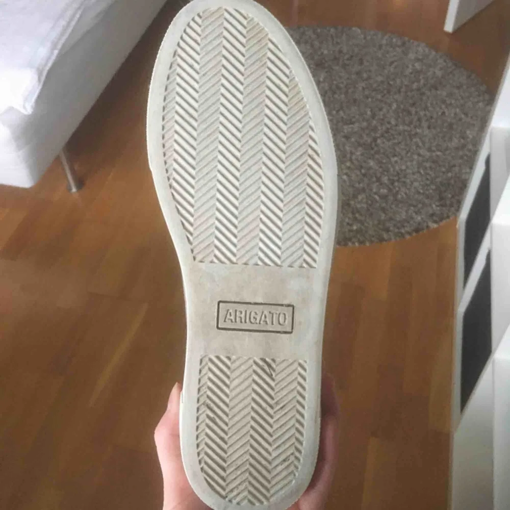 Skor från Arigato, Axel Arigato Platform Sneakers. Nypris ligger på 1600kr. Använda fyra gånger, pris kan sänkas vid snabb köp!. Skor.
